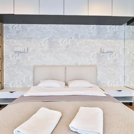 Wola Tower Deluxe Separate Bedroom With Free Garage - By Perfect Apartamento