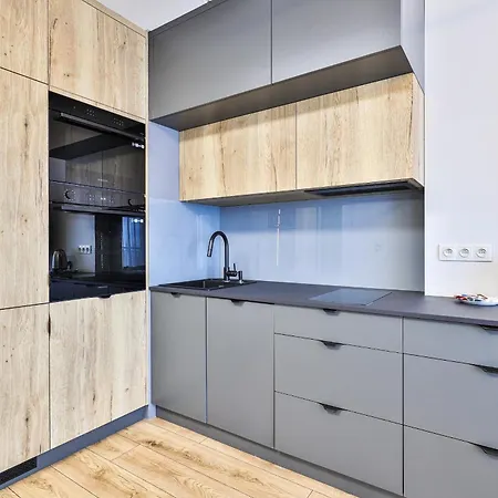 Apartamento Wola Tower Deluxe Separate Bedroom With Free Garage - By Perfect *