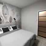 Wola Tower Deluxe Separate Bedroom With Free Garage - By Perfect Warsaw