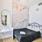 Wola Tower Deluxe Separate Bedroom With Free Garage - By Perfect