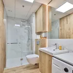 Wola Tower Deluxe Separate Bedroom With Free Garage - By Perfect Apartment