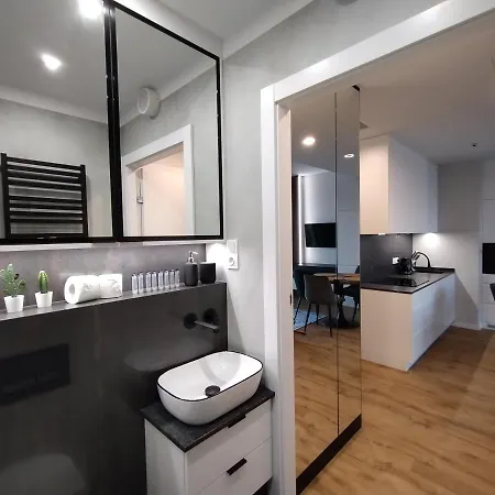 Wola Tower Deluxe Separate Bedroom With Free Garage - By Perfect Apartman *