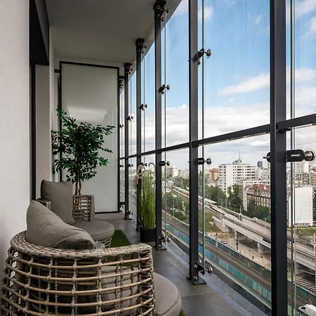 Wola Tower Deluxe Separate Bedroom With Free Garage - By Perfect Apartment