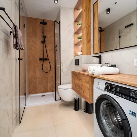 Apartman Wola Tower Deluxe Separate Bedroom With Free Garage - By Perfect *
