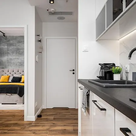 Apartman Wola Tower Deluxe Separate Bedroom With Free Garage - By Perfect Varsó