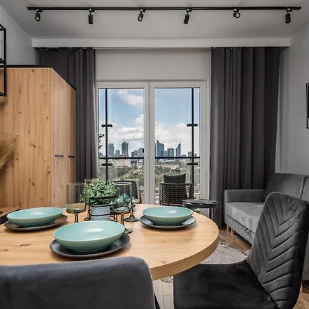 Wola Tower Deluxe Separate Bedroom With Free Garage - By Perfect * Warschau