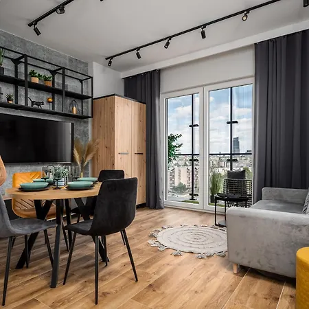 Wola Tower Deluxe Separate Bedroom With Free Garage - By Perfect Apartment