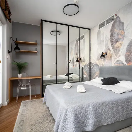 Wola Tower Deluxe Separate Bedroom With Free Garage - By Perfect Warschau