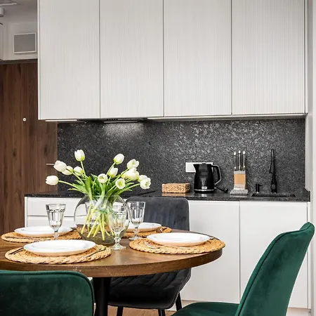 Wola Tower Deluxe Separate Bedroom With Free Garage - By Perfect Apartment