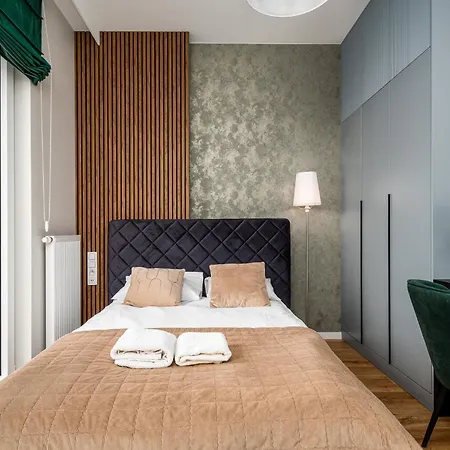 公寓 Wola Tower Deluxe Separate Bedroom With Free Garage - By Perfect