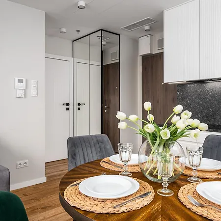 Wola Tower Deluxe Separate Bedroom With Free Garage - By Perfect Apartment *