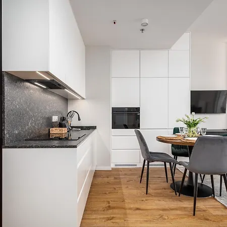 Wola Tower Deluxe Separate Bedroom With Free Garage - By Perfect Daire Varşova