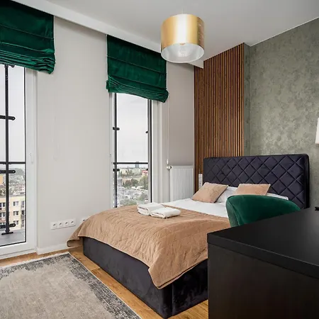 Appartement Wola Tower Deluxe Separate Bedroom With Free Garage - By Perfect *