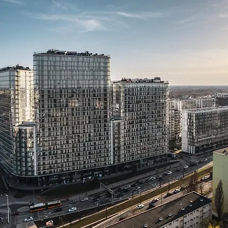 Wola Tower Deluxe Separate Bedroom With Free Garage - By Perfect * Warschau