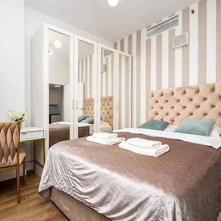 Wola Tower Deluxe Separate Bedroom With Free Garage - By Perfect Varsóvia