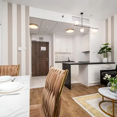 Wola Tower Deluxe Separate Bedroom With Free Garage - By Perfect * Varsovie