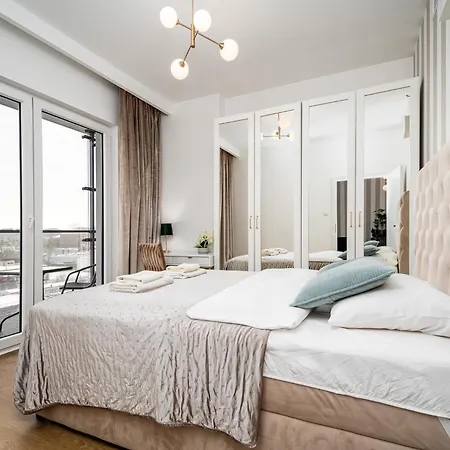 Wola Tower Deluxe Separate Bedroom With Free Garage - By Perfect Apartman