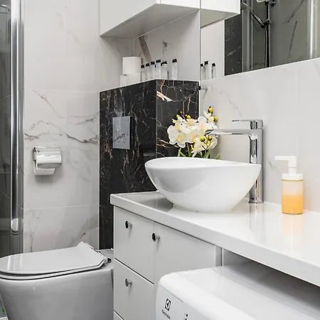 Wola Tower Deluxe Separate Bedroom With Free Garage - By Perfect Apartment *