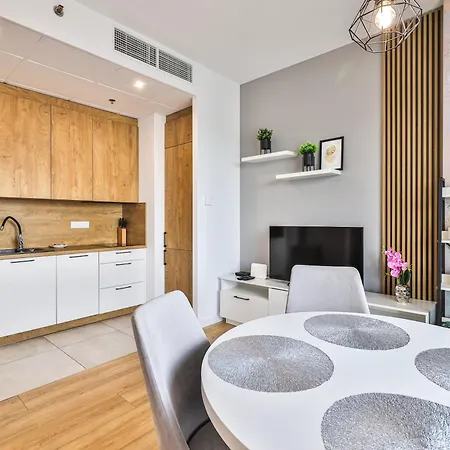 Wola Tower Deluxe Separate Bedroom With Free Garage - By Perfect Apartment