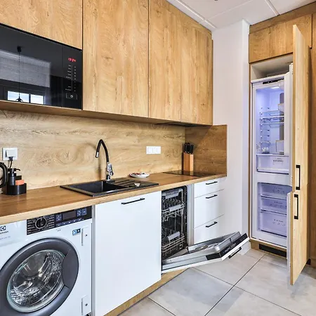 Apartman Wola Tower Deluxe Separate Bedroom With Free Garage - By Perfect