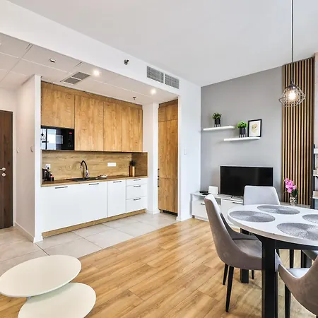 Wola Tower Deluxe Separate Bedroom With Free Garage - By Perfect Apartment *