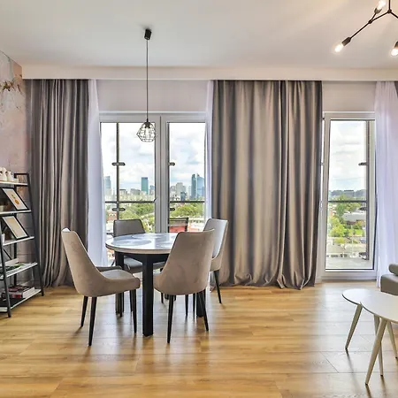 Apartamento Wola Tower Deluxe Separate Bedroom With Free Garage - By Perfect *