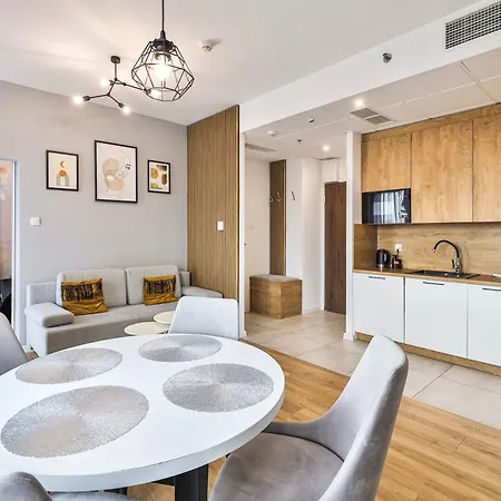 Wola Tower Deluxe Separate Bedroom With Free Garage - By Perfect Apartment Warschau