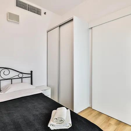 Wola Tower Deluxe Separate Bedroom With Free Garage - By Perfect *