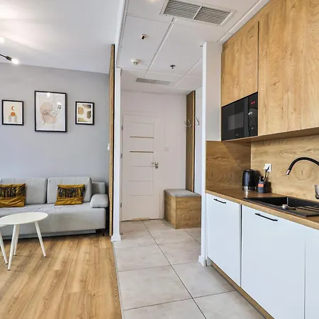 Apartman Wola Tower Deluxe Separate Bedroom With Free Garage - By Perfect