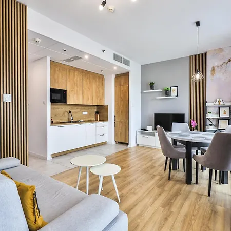 Wola Tower Deluxe Separate Bedroom With Free Garage - By Perfect Apartment *