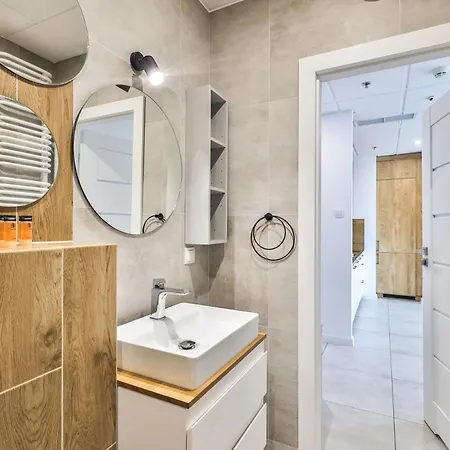 Apartman Wola Tower Deluxe Separate Bedroom With Free Garage - By Perfect *