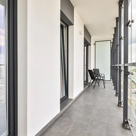 Wola Tower Deluxe Separate Bedroom With Free Garage - By Perfect Apartment Warschau