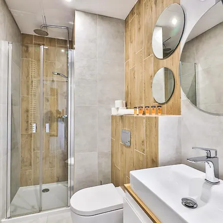 Apartman Wola Tower Deluxe Separate Bedroom With Free Garage - By Perfect Varsó