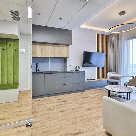 Wola Tower Deluxe Separate Bedroom With Free Garage - By Perfect Appartement