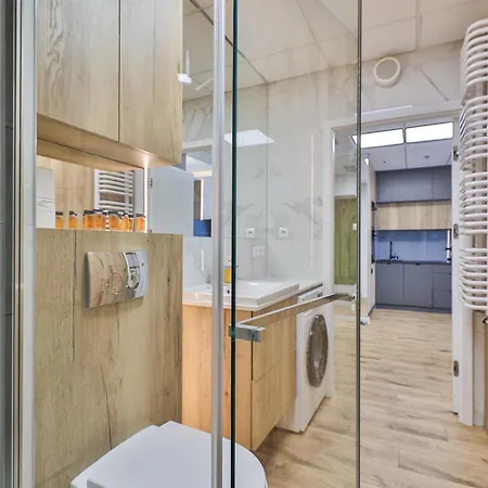 Wola Tower Deluxe Separate Bedroom With Free Garage - By Perfect