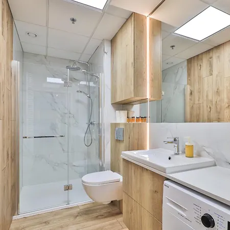 Wola Tower Deluxe Separate Bedroom With Free Garage - By Perfect Apartamento