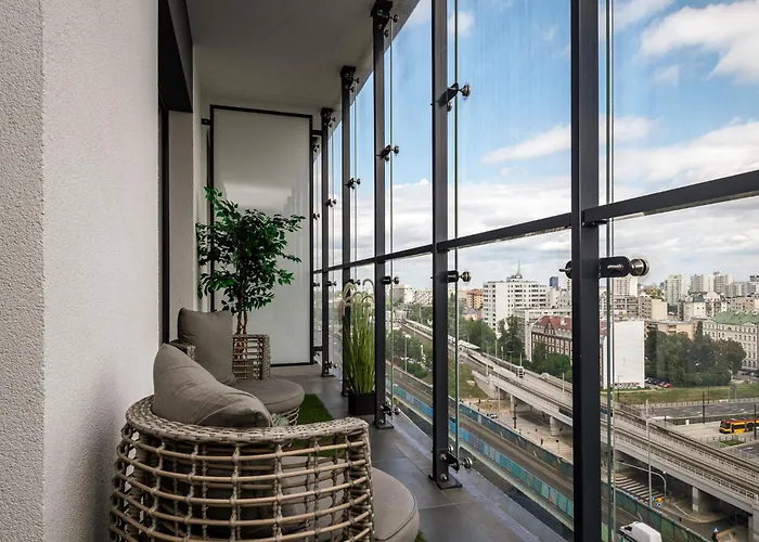 Wola Tower Deluxe Separate Bedroom With Free Garage - By Perfect Apartment