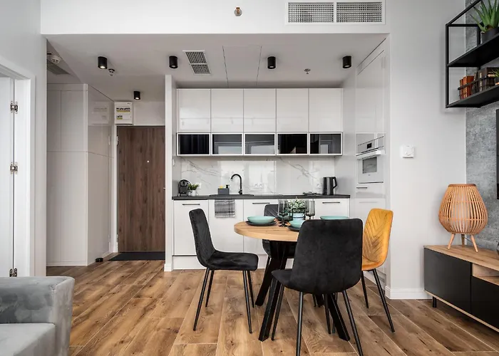 Wola Tower Deluxe Separate Bedroom With Free Garage - By Perfect *