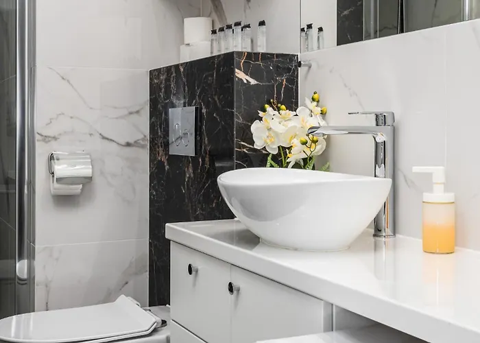 Wola Tower Deluxe Separate Bedroom With Free Garage - By Perfect Apartment *