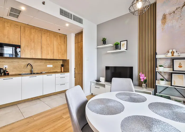 Wola Tower Deluxe Separate Bedroom With Free Garage - By Perfect Apartment