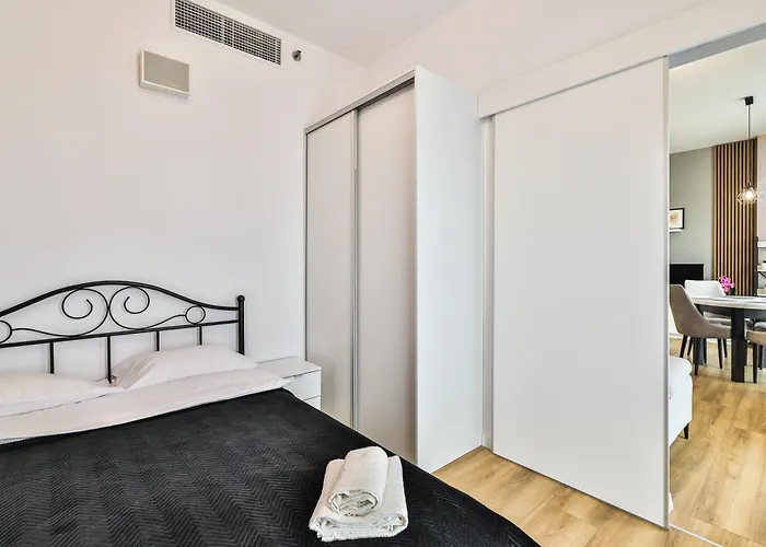 Wola Tower Deluxe Separate Bedroom With Free Garage - By Perfect *