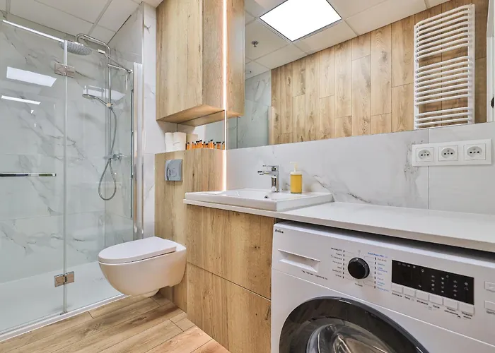 Wola Tower Deluxe Separate Bedroom With Free Garage - By Perfect *