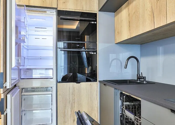 Wola Tower Deluxe Separate Bedroom With Free Garage - By Perfect Apartment *