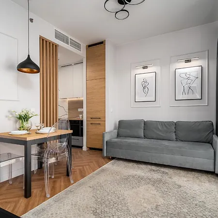 Wola Tower Deluxe Separate Bedroom With Free Garage - By Perfect