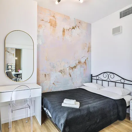 Wola Tower Deluxe Separate Bedroom With Free Garage - By Perfect