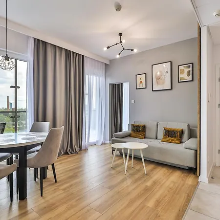 Wola Tower Deluxe Separate Bedroom With Free Garage - By Perfect