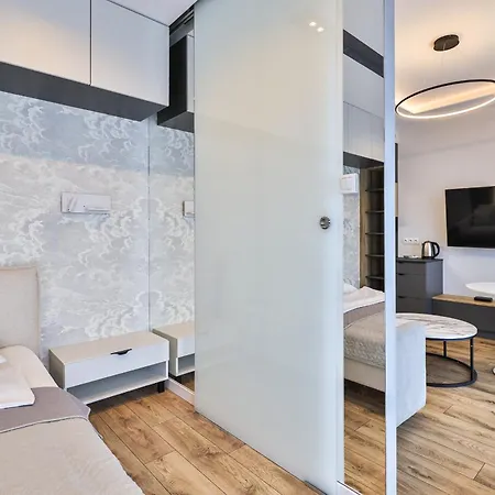 Daire Wola Tower Deluxe Separate Bedroom With Free Garage - By Perfect