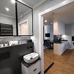 Wola Tower Deluxe Separate Bedroom With Free Garage - By Perfect Apartamento *