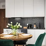 Wola Tower Deluxe Separate Bedroom With Free Garage - By Perfect Apartamento