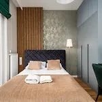 Apartamento Wola Tower Deluxe Separate Bedroom With Free Garage - By Perfect